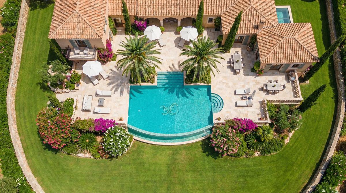 Bird’s-eye view of a luxury property with pool captured by drone for real estate marketing